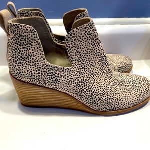 Tom’s Kallie wedge booties. Size 10.